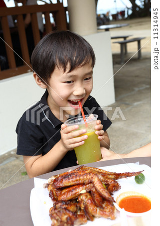 ホーカーセンターでの男の子 ホーカーセンターでの男の子 11314945