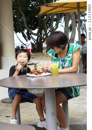 ホーカーセンターでの親子 11314960