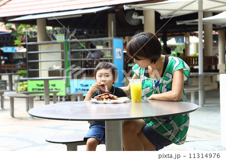 ホーカーセンターでの親子 ホーカーセンターでの親子 11314976