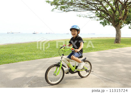 自転車に乗る男の子 11315724