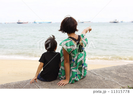 浜辺で休む親子 浜辺で休む親子 11315778