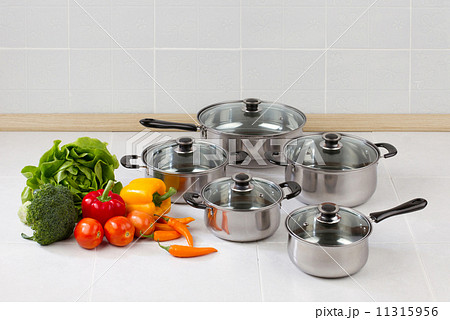 Set of stainless pots and pan 11315956