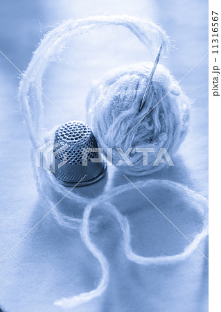 Sewing thimble and thread clew 11316567