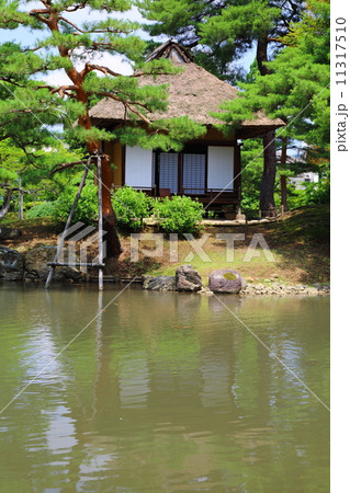 会津松平氏庭園 御薬園 楽寿亭と心字池 会津松平氏庭園 御薬園 楽寿亭と心字池 11317510