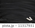 黒板とチョーク 11317931