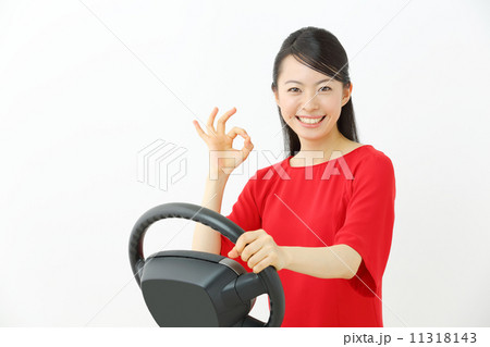 ハンドルを握る若い女性 11318143