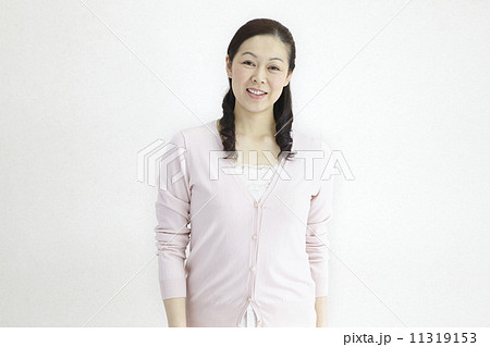 40代女性爽や語りかけ自然光ポートレイト 40代女性爽や語りかけ自然光ポートレイト 11319153