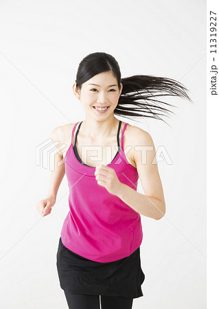 ランニングする女性 ランニングする女性 11319227