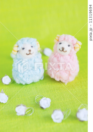 フェルトの羊と緑の背景 11319694