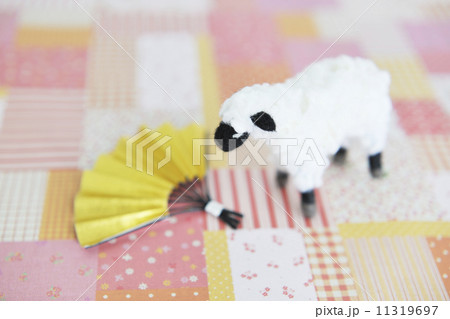 フェルトの羊と金色の扇子とピンクの背景 11319697