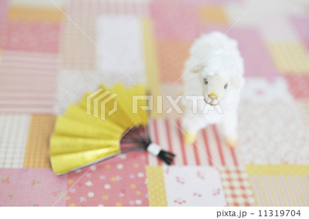 フェルトの羊と金色の扇子とピンクの背景 11319704