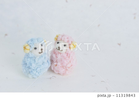 フェルトの羊と和紙の背景 11319843