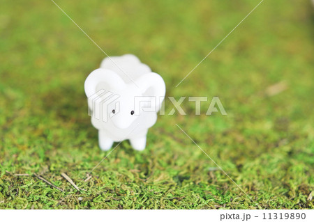 羊の置物と緑の背景 11319890