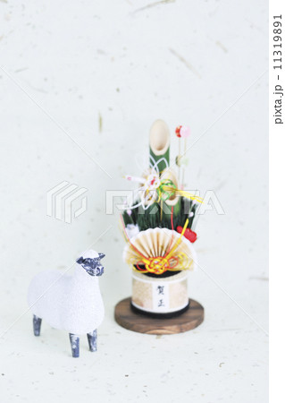 羊の置物と門松と和紙の背景 11319891