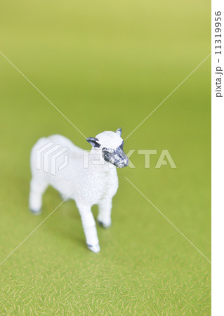 羊の置物と和紙の背景 羊の置物と和紙の背景 11319956