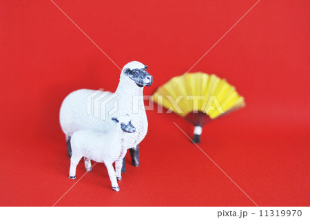羊の置物と赤の背景 羊の置物と赤の背景 11319970