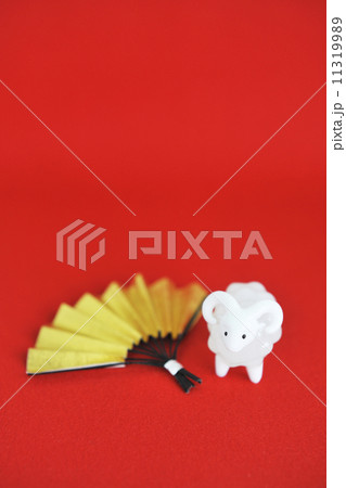羊の置物と金色の扇子と赤の背景 羊の置物と金色の扇子と赤の背景 11319989