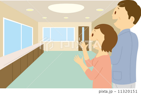 不動産の内覧をする中年夫婦 11320151