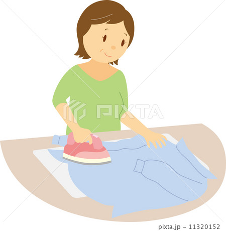 シャツにアイロンをかける中年女性 11320152