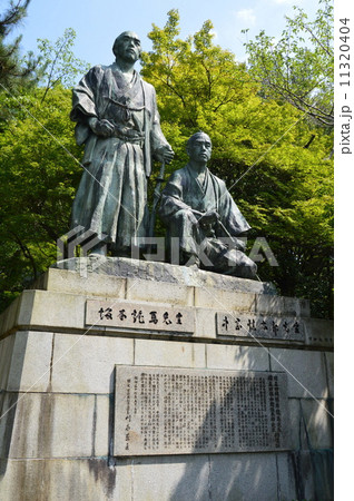 円山公園の「坂本龍馬(左)」と「中岡慎太郎(右)」の像（京都市東山区） 11320404