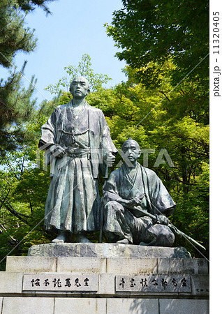 円山公園の「坂本龍馬(左)」と「中岡慎太郎(右)」の像(京都市東山区) 円山公園の「坂本龍馬(左)」と「中岡慎太郎(右)」の像(京都市東山区) 11320405