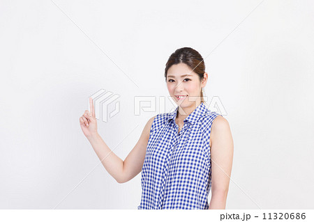 右手で指を指す笑顔の若い女性 右手で指を指す笑顔の若い女性 11320686