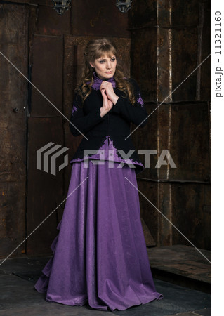 Elegant woman 11321160