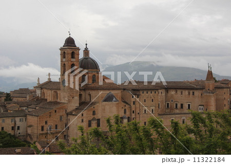 イタリア　　雨上がりのウルビーノ 11322184