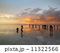 ウユニ塩湖の夕焼け 11322566