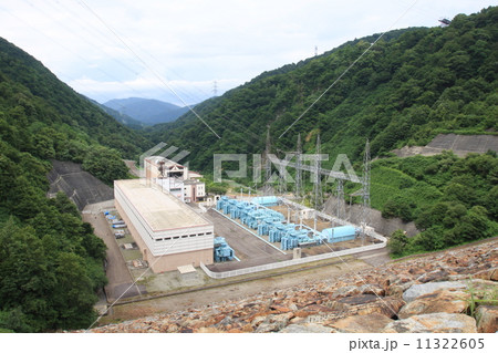 迫力のロックフィルダム【二居ダム】に建つ…奥清津発電所 11322605