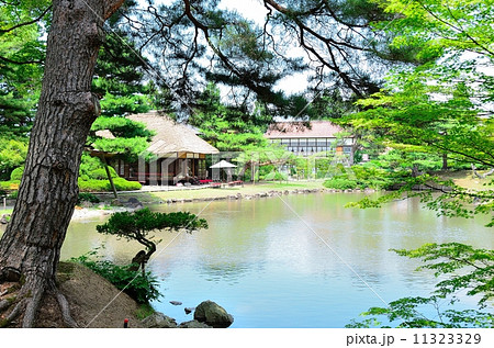 会津松平氏庭園 御薬園 心字の池から御茶屋御殿を眺める 会津松平氏庭園 御薬園 心字の池から御茶屋御殿を眺める 11323329
