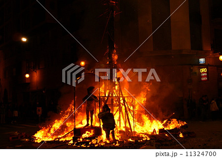 Las Fallas ラス ファジャス の人形を焼くところ スペイン バレンシアの火祭りの写真素材