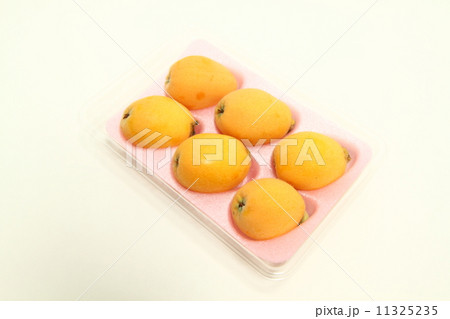 パックに入った枇杷 11325235