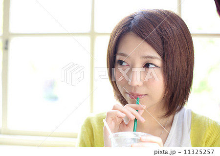 窓辺の女性 11325257