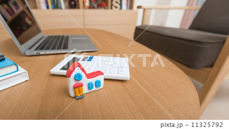 家と電卓 11325792