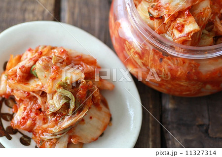 プラスチックカップ入りと豆皿に盛った白菜キムチ　発酵食品 11327314