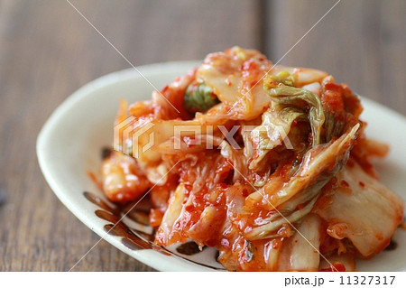 豆皿に盛った白菜キムチ 発酵食品 豆皿に盛った白菜キムチ 発酵食品 11327317