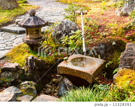 金閣寺のつくばい 11328391