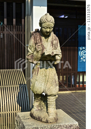 二宮金次郎の「振薪読書図」（新町通り／京都市）の写真素材 [11331076