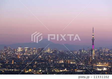 東京絶景 東京スカイツリーライトアップと富士山 そして窓明かりが眩しい東京都心 新宿から丸の の写真素材