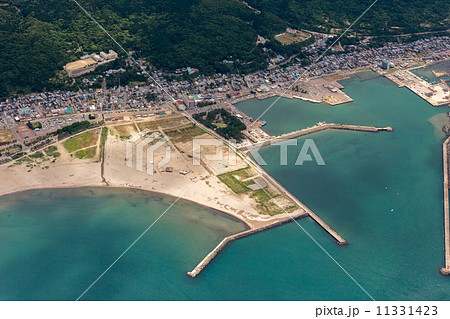 新潟県長岡市の寺泊中央海水浴場と寺泊港 新潟県長岡市の寺泊中央海水浴場と寺泊港 11331423