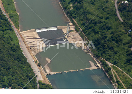 信濃川の大河津分水路河口付近の堰 11331425