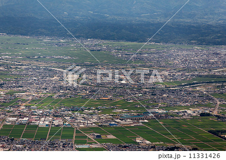 新潟県の上越新幹線燕三条駅付近を空撮 新潟県の上越新幹線燕三条駅付近を空撮 11331426