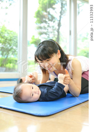 ベビーヨガ ベビーマッサージ 生後5ヶ月 ベビーヨガ ベビーマッサージ 生後5ヶ月 11332993