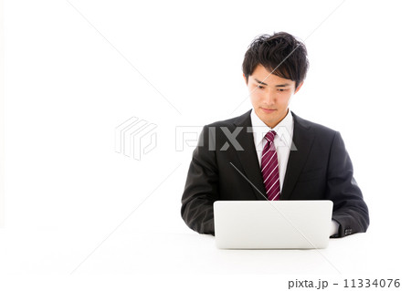 パソコンを使うビジネスマン 11334076