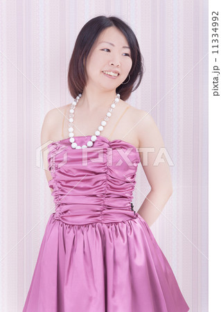 お洒落なパーティドレスを着たミドルの女性 お洒落なパーティドレスを着たミドルの女性 11334992