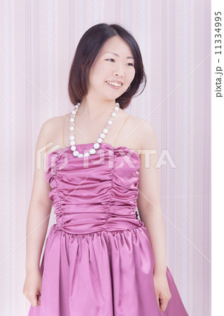 お洒落なパーティドレスを着たミドルの女性 お洒落なパーティドレスを着たミドルの女性 11334995