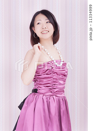 お洒落なパーティドレスを着たミドルの女性 11334999