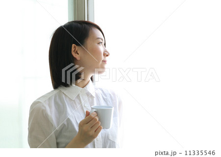 窓際の女性 窓際の女性 11335546