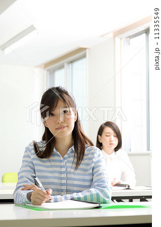 教室で勉強する女性二人 教室で勉強する女性二人 11335549